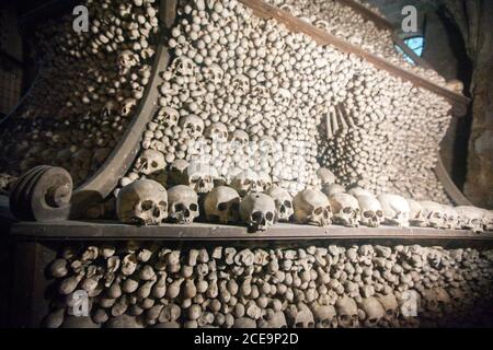 Pile de crânes et d'os à Sedlec ossuaire Banque D'Images