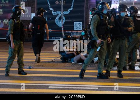 Hong Kong, Hong Kong. 31 août 2020. La police de Hong Kong a fait tomber une femme enceinte et l'a aspersion de poivre en arrêtant un homme, à Hong Kong Hong Kong, R.A., le 31 août 2020. Les manifestants se sont rassemblés pour marquer le premier anniversaire de l'incident de 831 où la police a violemment pris un train à la gare du Prince Edward en 2019 (photo de Simon Jankowski/Sipa USA) Credit: SIPA USA/Alay Live News Banque D'Images
