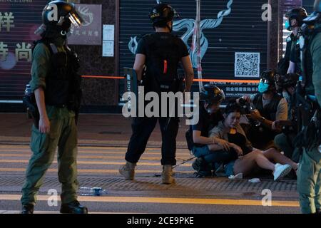 Hong Kong, Hong Kong. 31 août 2020. La police de Hong Kong a fait tomber une femme enceinte et l'a aspersion de poivre en arrêtant un homme, à Hong Kong Hong Kong, R.A., le 31 août 2020. Les manifestants se sont rassemblés pour marquer le premier anniversaire de l'incident de 831 où la police a violemment pris un train à la gare du Prince Edward en 2019 (photo de Simon Jankowski/Sipa USA) Credit: SIPA USA/Alay Live News Banque D'Images