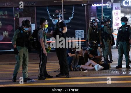 Hong Kong, Hong Kong. 31 août 2020. La police de Hong Kong a fait tomber une femme enceinte et l'a aspersion de poivre en arrêtant un homme, à Hong Kong Hong Kong, R.A., le 31 août 2020. Les manifestants se sont rassemblés pour marquer le premier anniversaire de l'incident de 831 où la police a violemment pris un train à la gare du Prince Edward en 2019 (photo de Simon Jankowski/Sipa USA) Credit: SIPA USA/Alay Live News Banque D'Images