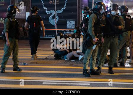 Hong Kong, Hong Kong. 31 août 2020. La police de Hong Kong a fait tomber une femme enceinte et l'a aspersion de poivre en arrêtant un homme, à Hong Kong Hong Kong, R.A., le 31 août 2020. Les manifestants se sont rassemblés pour marquer le premier anniversaire de l'incident de 831 où la police a violemment pris un train à la gare du Prince Edward en 2019 (photo de Simon Jankowski/Sipa USA) Credit: SIPA USA/Alay Live News Banque D'Images