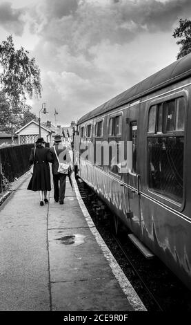 gare de départ de couple (années 1940) Banque D'Images