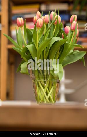 Tulipes dans un vase en verre sur une table en verre, décoration de pâques home design Banque D'Images