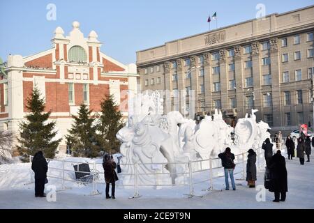 Les gens admirent l'exposition de sculptures sur glace et neige au musée d'histoire régional de Novosibirsk, en Russie Banque D'Images