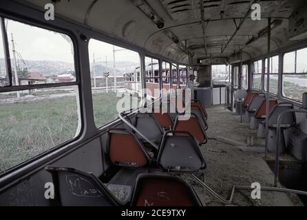 27 avril 1994 pendant le siège de Sarajevo : l'intérieur d'un tramway à balles et à éclats, abandonné près du bâtiment Oslobodenje à l'ouest de la ville. Banque D'Images