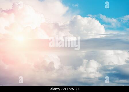 Ciel divin. Ciel bleu clair avec des nuages Cumulus avant un orage à l'aube. Des nuages orageux dans le ciel Banque D'Images