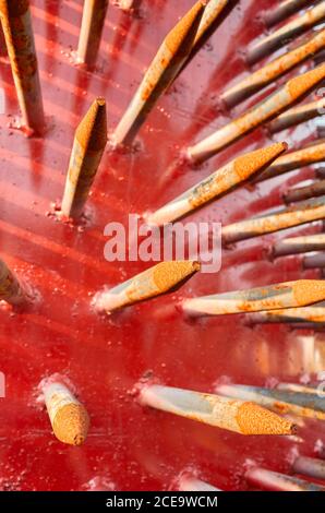 Gros plan sur les pointes rouillées d'un ancien rouleau aérateur à pointes, mise au point sélective. Banque D'Images