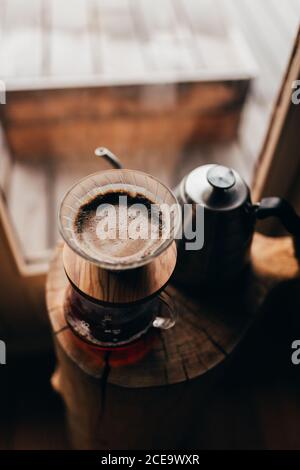 Café versé dans la verseuse Banque D'Images
