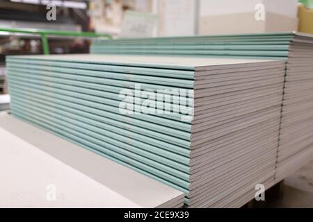 Palette avec plaques de plâtre dans le magasin de l'entrepôt du bâtiment. Banque D'Images