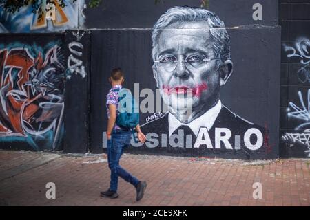 Bogota, Colombie. 31 août 2020. Une personne marche à côté de l'image de l'ancien président Alvaro Uribe Velez. Il y a quelques semaines, il a été détenu en résidence surveillée, accusé de fraude et de falsification de témoins. Crédit : Daniel Garzon Herazo/ZUMA Wire/Alay Live News Banque D'Images