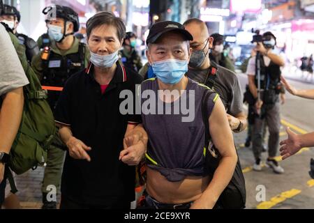 Hong Kong, Chine. 31 août 2020. Des promenades de citoyens passent par la police lors d'un mémorial le premier anniversaire de l'incident de la station de métro Prince Edward, où la police a pris d'assaut la station pour procéder à des arrestations contre des manifestations antigouvernementales massives l'année dernière, à Hong Kong le 30 août 2020. Crédit : May James/ZUMA Wire/Alay Live News Banque D'Images