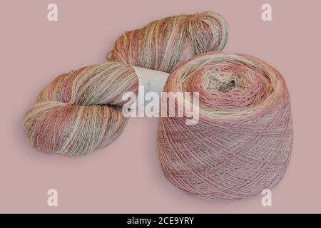 Billes de fil de couleur. Couleurs arc-en-ciel. Fils pour tricoter. Skeins de fil. Banque D'Images