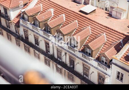 Vue d'en haut de la rue avec des maisons au Portugal Banque D'Images