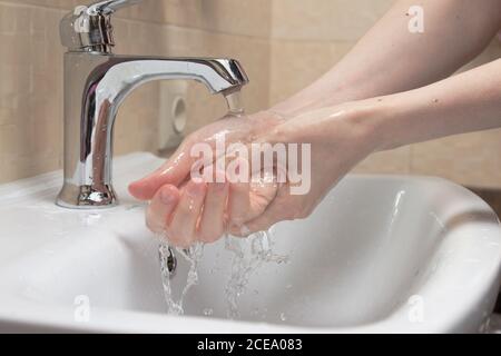 Hygiène. Nettoyage des mains. Se laver les mains à l'eau propre. Main de la femme. Protégez-vous contre la pandémie du coronavirus COVID-19. Gros plan. Banque D'Images