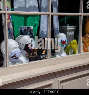 Annapolis, MD 08/21/2020: En raison de la pandémie de COVID-19, les entreprises adaptent la nouvelle norme. Une vitrine montre des têtes de mannequin avec un élégant fa Banque D'Images