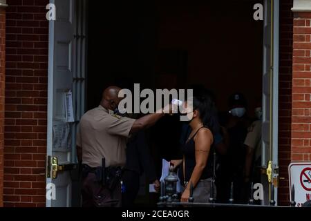 Annapolis, MD 08/21/2020: Des policiers portant un insigne de shérif et portant un masque facial sont en service à l'entrée du tribunal de circuit du comté d'Anne Arundel. Ils Banque D'Images