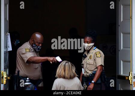 Annapolis, MD 08/21/2020: Des policiers portant un insigne de shérif et portant un masque facial sont en service à l'entrée du tribunal de circuit du comté d'Anne Arundel. Ils Banque D'Images