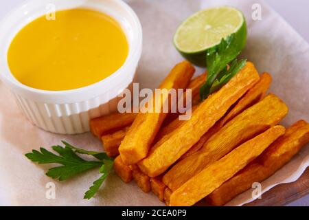 Frites de patate douce cuites au four, avec une sauce trempée. Banque D'Images