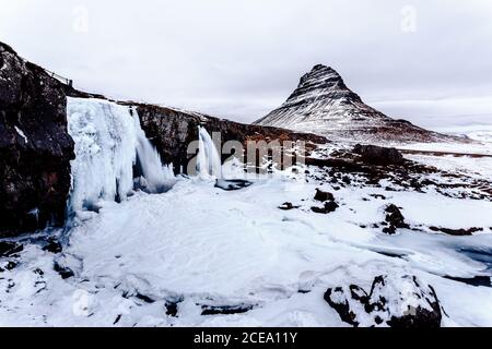 Kirkjufell. Vue pittoresque sur de grandes collines couvertes de neige en Islande. Banque D'Images