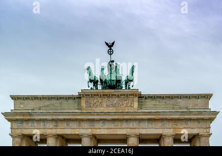 Berlin, Allemagne - 26 août 2020 : vue rapprochée de la quadriga sur la porte de Brandebourg à Berlin Banque D'Images