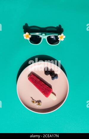 Glace sur l'assiette et lunettes de soleil Banque D'Images