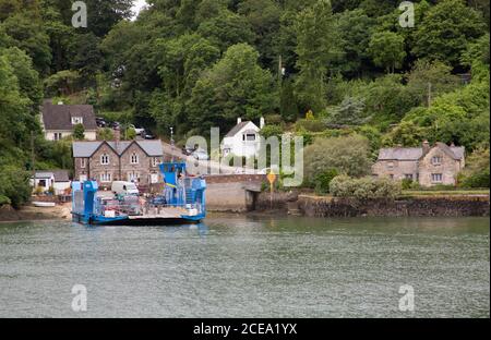 Le ferry King Harry, un pont flottant, sur la rivière FAL, quitte Feock pour la Roseland Pennisula, Cornwall, Royaume-Uni Banque D'Images