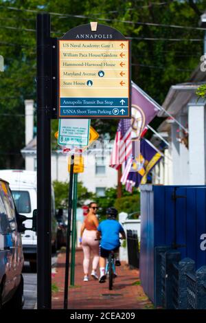 Annapolis, MD 08/21/2020: Une image rapprochée d'un panneau dans le quartier historique d'Annapolis, Maryland qui montre les directions des principaux monuments i Banque D'Images