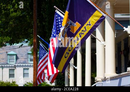 Annapolis, MD 08/21/2020: Les drapeaux américains et les drapeaux de l'équipe de football de la Marine sont en vol par la poste lors d'une journée ensoleillée à Annapolis, MD. Navy est l'équipe associée Banque D'Images