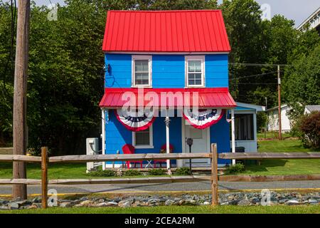 Chesapeake City, MD, États-Unis, 08/26/2020: Image extérieure isolée d'une maison américaine traditionnelle bien entretenue de l'époque de la guerre civile. Cette famille de deux étages Banque D'Images