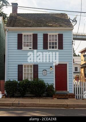 Chesapeake City, MD, États-Unis, 08/26/2020: Image extérieure isolée d'une maison américaine traditionnelle bien entretenue de l'époque de la guerre civile. Cette famille de deux étages Banque D'Images