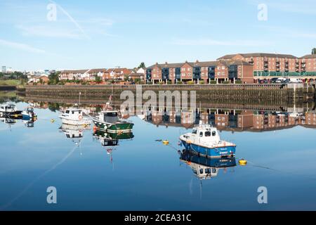 Réflexions de bateaux amarrés dans la rivière Tyne et des appartements à St Peter's Marina, Newcastle upon Tyne, nord-est de l'Angleterre, Royaume-Uni Banque D'Images