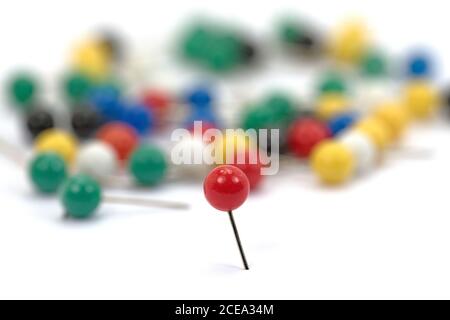 Beaucoup de broches avec une broche rouge au premier plan Banque D'Images