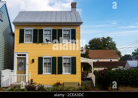 Chesapeake City, MD, États-Unis, 08/26/2020: Image extérieure isolée d'une maison américaine traditionnelle bien entretenue de l'époque de la guerre civile. Cette famille de deux étages Banque D'Images