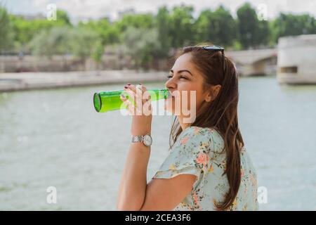 Jeune Femme de l'eau potable Banque D'Images