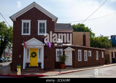 Annapolis, MD 08/21/2020: Maison historique construite en 1885, au carrefour de East et de King George St., dans le quartier historique d'Annapolis. Ce duple Banque D'Images