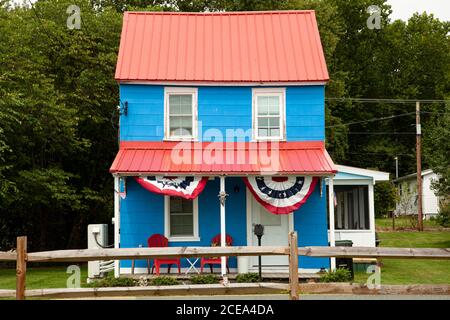 Chesapeake City, MD, États-Unis, 08/26/2020: Image extérieure isolée d'une maison américaine traditionnelle bien entretenue de l'époque de la guerre civile. Cette famille de deux étages Banque D'Images