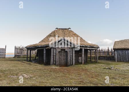 Ancienne maison triangulaire en bois islandais avec toit de chaume Banque D'Images