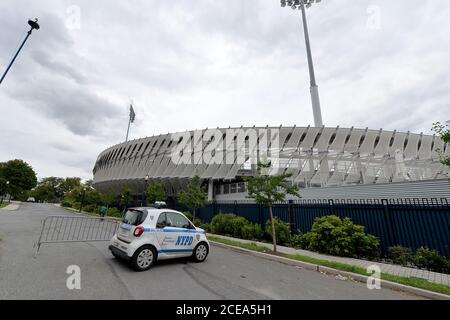 New York, États-Unis. 31 août 2020. Le jour d'ouverture du tournoi de tennis américain 2020, une patrouille NYPD est garée à l'extérieur du court de Grandstand du centre national de tennis de l'USTA Billie Jean King, à Flushing Meadows-Corona Park, Queens, NY, le 31 août 2020. En raison de la pandémie COVID-19, aucun spectateur et un nombre limité de médias ne seront autorisés à assister aux matchs, avec des tests COVID-19 aléatoires tous les 3 jours pour le personnel de travail. (Anthony Behar/Sipa USA) crédit: SIPA USA/Alay Live News Banque D'Images