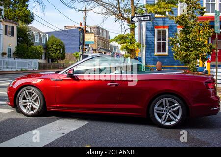 Annapolis, MD 08/21/2020: Une toute nouvelle voiture rouge Audi A5 décapotable est à une coupe transversale dans le quartier historique d'Annapolis, MD. Il s'est arrêté pendant Banque D'Images