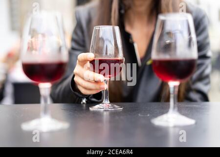 Les jeunes femmes claquent des lunettes à la table Banque D'Images