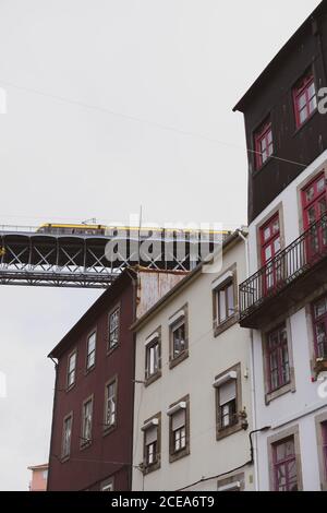 Ancien bâtiment et oiseau volant Banque D'Images