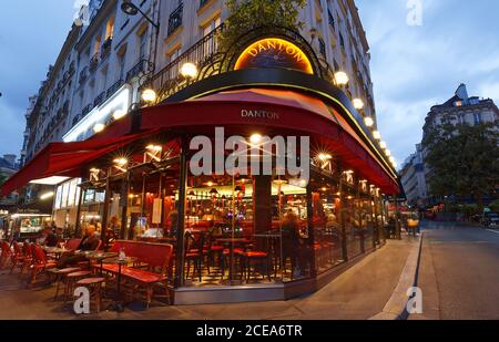 Le café français traditionnel Danton la nuit. Il est situé dans le quartier Saint-allemand de Paris. Banque D'Images