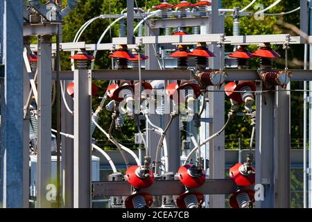 Image d'une sous-station de transformateur de tension, l'installation où le courant électrique haute tension est transporté à travers des lignes électriques à usage intensif se termine pour voltag Banque D'Images