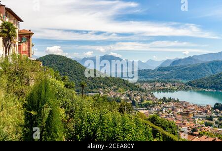 Paysage du lac de Lugano et Lavena Ponte Tresa ville de Cadegliano Viconago village, province de Varèse, Lombardie, Italie Banque D'Images