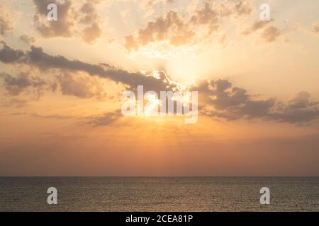 Vue pittoresque sur les nuages flottant sur un magnifique coucher de soleil sur la mer calme à Tyulenovo, Bulgarie Banque D'Images