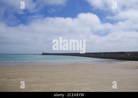 Newhaven West Beach et Harbour Arm - East Sussex, Angleterre Banque D'Images