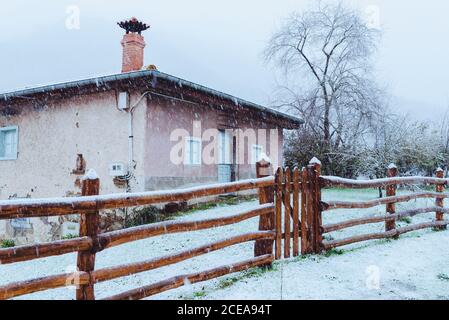 Bâtiment ancien et barrière en bois en hiver Banque D'Images
