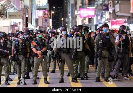 Hong Kong, Chine. 31 août 2020. La police garde la garde lors d'un mémorial du premier anniversaire de l'incident de la station de métro Prince Edward, où la police a pris d'assaut la station pour procéder à des arrestations contre des manifestations antigouvernementales massives l'an dernier, à Hong Kong le 30 août 2020. Crédit : May James/ZUMA Wire/Alay Live News Banque D'Images