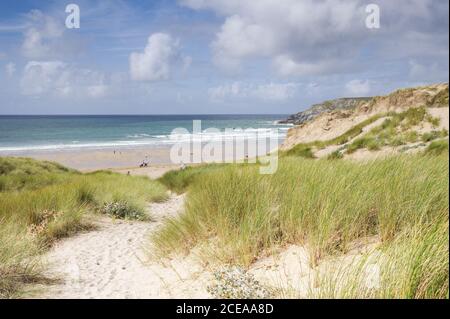 Dunes de sable entourant une belle plage de Cornish isolée près de Holywell Bay - Cornwall, Royaume-Uni Banque D'Images