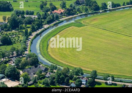 Les pays-Bas d'en haut avec des champs verts, des rivières et des maisons sur l'eau Banque D'Images